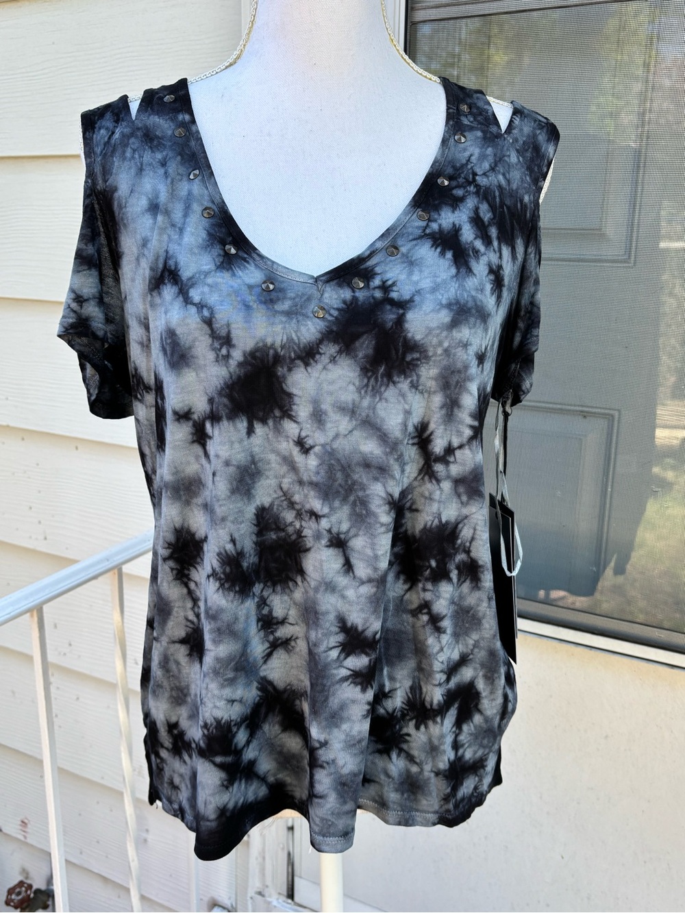 Rock & Republic Black and Gray Tie-Dye V-Neck Short Sleeve Top